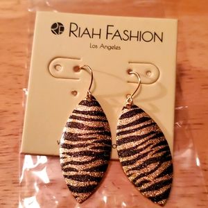 Leopard Teardrop Earrings 🍃